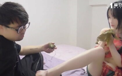 Chị gái quyến rũ số hưởng yêu đương em trai ngốc nghếch xuyên không xinh đẹp.