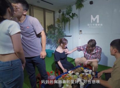 Đại gia đình tham gia bữa tiệc xác thịt đầy dâm loạn