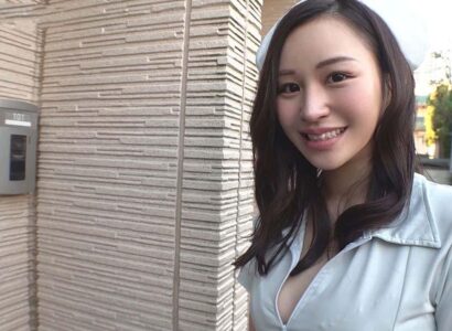Nữ y tá bầu bĩnh phục vụ sinh lý tại gia cho bệnh nhân